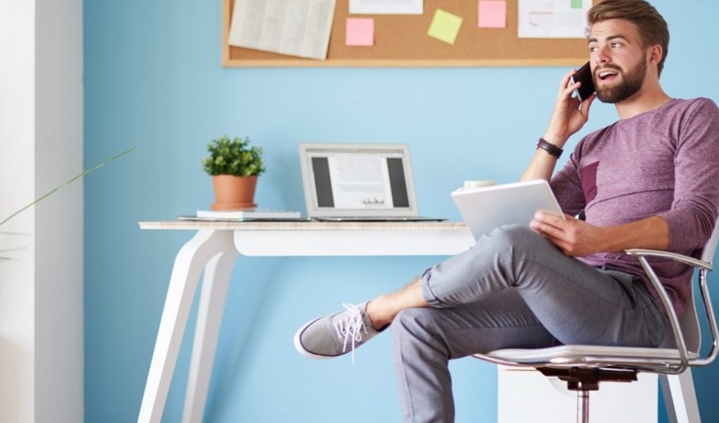 Homme en télétravail