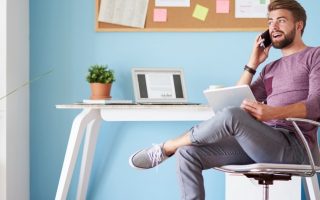 Homme en télétravail