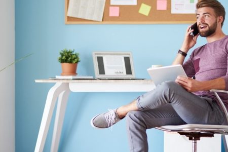 Homme en télétravail