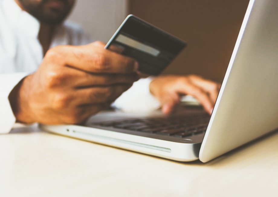 Après une étude du marché réussi, votre projet de création d’entreprises avance à grands pas. Vous voilà face à l’établissement d’un solide business plan. Solide ? Oui elle le sera si vous n’avez pas ce petit détail qui change tout : le financement pour la suite de votre projet. Les finances dont vous avez besoin excèdent grandement le capital que vous avez à votre disposition. Que faire